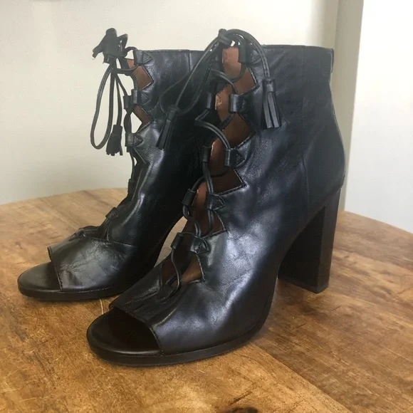 Frye lace up leather heels with leather laces/tassels. Excellent condition, 7.5 - Picture 2 of 14